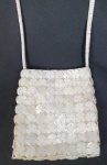 Bolsa em madrepérolas. Medindo: 16 x 18 cm. Altura com alça: 57 cm