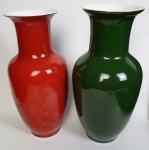 Dois vasos em porcelana nacional, sendo um vermelho e outro verde. Medindo: 27 cm.