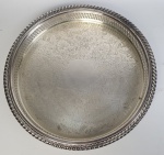Bandeja em metal espessurado à prata, laterais vazadas, parte central cinzelada. Medindo: 4 x 31 cm.