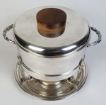 St. James - Rechaud redondo em metal espessurado à prata, com pega em madeira. Medindo: 22 x 27 cm.