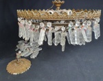 Parte de lustre com estrutura em bronze e pingentes em cristal. Medindo: