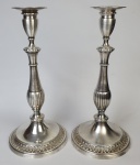 Par de castiçais em metal espessurado à prata, estilo inglês. Medindo: 30 x 15,5 cm.