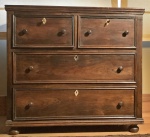 Cômoda estilo Dona Maria, em jacarandá maciço, da década de 50. Medindo: 100 x 106 x 59 cm. Acabamentos em marfim da fechadura, um está faltando e outro tem um pequeno quebrado. RETIRADA NO RIO COMPRIDO.