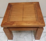 Mesa de centro em madeira. Medindo:40 x 55 x 55 cm. RETIRADA NO RIO COMPRIDO.