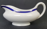 Molheira em porcelana inglesa na cor branca com listra azul e fios de ouro. Medindo: 8,5 x 10 x 20 cm.