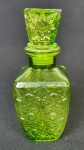 Perfumeiro em vidro na cor verde. Medindo: 17 x 6 x 6 cm. 