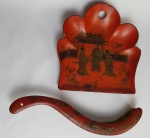 Cata migalhas em laca chinesa, com decoração oriental. Medindo: 4 x 22 x 21 cm e 30 cm. Pá apresenta restauro.