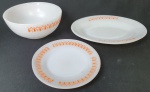 Termo Rey -  Três peças em vidro com detalhes laranja, sendo prato para sobremesa, travessa e uma tigela. Medindo: 18 cm, 3 x 20 x 26 cm e 8 x 19 cm. Prato apresenta pequenos bicados.