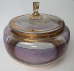 Bomboniere em vidro. Medindo: 16 x 20 cm. Apresenta bicados e desgastes na douração.