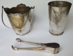 Três peças em metal prateado, sendo balde de gelo, pegador e copo. Medindo: 12 x 10 cm, 13 x 9 cm e 16 cm. Apresentam desgastes