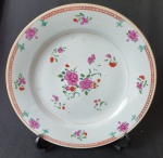 Companhia das Índias - Prato em porcelana esmaltada. Medindo: 22 cm. Apresenta ínfimos bicados.