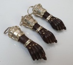 Três figas em jacarandá com aplicações em prata. Medindo: 4 x 1,2 cm.