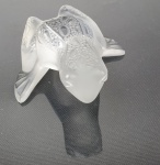 René Lalique - Escultura em vidro, representando sapo. Medindo: 6 x 6 x 6 cm. Imperceptível bicado.