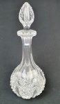 BACCARAT - Belíssima garrafa em cristal, com lapidação dita "bico de jaca". Medindo: 30 x 11 cm. Apresenta leves bicados.