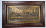 Belíssimo quadro em bronze representando "Santa Ceia"  com moldura em madeira. Medindo: 26 x 42 cm.