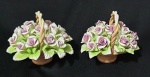 Duas cestas com flores em biscuit. Medindo: 7,5 x 9 x 7 cm. 