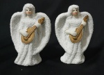 Duas esculturas em biscuit representando anjos músicos . Medindo: 10 x 7 cm. 