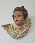Busto em gesso representando anjo. Medindo: 15 x 16 x 7 cm.
