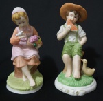 Capo Di Angelo - Duas esculturas em biscuit representando crianças, marcado ao fundo. Medindo:15 x 7 cm e 12,5 x 7 cm. 