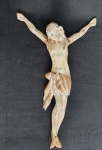 Arte sacra - Imagem em madeira entalhada, representando Cristo.  Medindo: 30 x 20 cm. Apresenta restauro nos braços.