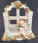 Bibelô em biscuit representando anjo. Medindo: 12 x 12 x 9 cm.