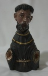 Arte sacra - Busto em madeira patinada, representando São Francisco de Assis. Medindo: 22 x 11 cm.