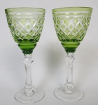 Duas taças em cristal lapidado, na cor verde. Medindo: 13 cm