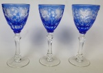 Três taças em cristal lapidado, na cor azul. Medindo: 13 cm. Ínfimo bicado. 
