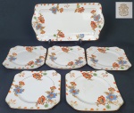 IMPERIAL IRONSTONE WARE - Prato para rocambole com 5 pratos para sobremesa em faiança esmaltada, de origem japonesa com decoração floral em rica policromia e frisos dourados. Década de 1950. Medindo: 29 cm x 15 cm e 15 cm x 15 cm. 