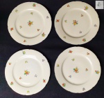 Thun Czechoslovakia - Quatro pratos para sobremesa em fina porcelana, na cor marfim, decoração floral e filetes de prata.