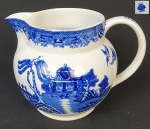 Wood & Sons - Leiteira  em porcelana inglesa nas cores azul e branco decorado com cena campestre. Medindo: 13 x 17 cm