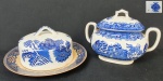 Wood & Sons - Manteigueira e açucareiro em porcelana inglesa nas cores azul e branco decorado com cena campestre. Medindo: 6 x 18 cm e 12 x 16 cm. Manteigueira com marcas do tempo e com decoração diferente.