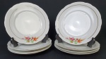 Real - Oito pratos para sobremesa em porcelana real esmaltadas com flores em policromia e friso dourado. Medindo: 18 cm.