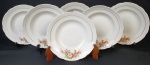 Real - Seis pratos fundos em porcelana real esmaltadas com flores em policromia e friso dourado. Medindo: 24 cm.