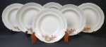 Real - Seis pratos fundos em porcelana real esmaltadas com flores em policromia e friso dourado. Medindo: 24 cm.