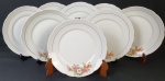 Real - Oito pratos rasos em porcelana real esmaltadas com flores em policromia e friso dourado. Medindo: 23 cm. 3 pratos com bicados.