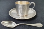 PRATA - Belíssima xícara com pires e colher para café em prata contrastada. Peso: 61 gramas.