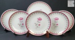 Steatita - Conjunto para sobremesa em porcelana na cor branca com decoração floral furta-cor e detalhes em ouro. Sendo prato para bolo e seis pratos para sobremesa. Medindo: 26 cm e 19 cm.