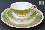 Steatita, Paraná  - Xícara para chá com pires e prato de bolo, confeccionado em porcelana nas cores verde e branco, com rica policromia e douração. 