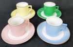 Mauá - Quatro xícaras para café em porcelana colorida e frisos em ouro. 