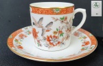 VISTA ALEGRE - Xícara de café em porcelana portuguesa, período 1992-1997 ,decorado em rouge-de-fer e ouro com motivos de pássaros e flores. Em perfeito estado.