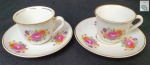 Mauá - Lindo par de xícaras para café em porcelana, com decoração floral e frisos de ouro. Medida xícaras: 5cm x 6cm. Medida pires: 10cm