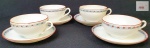 Quatro xícaras para chá com pires em pasta dura de porcelana japonesa das Companhias das Índias, esmaltada e vitrificada. Xícara com fio de cabelo. 