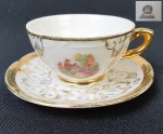 Bavaria - Xícara para café em porcelana, com rica douração e cena galante ao centro. 