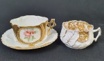 Duas xícaras para chá em porcelana com rica douração. Uma sem pires.