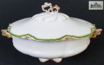 Rosenthal, Bavaria - Belíssima sopeira em porcelana alemã na cor branca, com detalhes filetada a ouro, listra verde e bordas recortadas. Medindo: 22 x 35 x 26 cm
