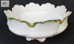 Rosenthal, Bavaria - Centro de mesa em porcelana alemã na cor branca, com detalhes filetada a ouro, listra verde e bordas recortadas. Medindo:12 x 28 cm.