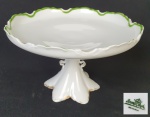 Rosenthal, Bavaria - Elegante fruteira de pé alto em porcelana alemã na cor branca, com detalhes filetada a ouro, listra verde e bordas recortadas. Medindo: 10 x 23 cm