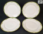 Rosenthal, Bavaria - Quatro pratos rasos em porcelana alemã na cor branca, com detalhes filetada a ouro, listra verde e bordas recortadas. Medindo: 25 cm. Um com fio de cabelo.