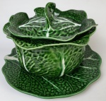 PORTUGAL - Sopeira / terrina com presentoir em cerâmica vitrificada, na cor verde em formato de repolho e couve.  Marcado ao fundo. Medindo: 18 x 24 cm e 29 cm. Um fio de cabelo. 
